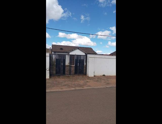 3 BEDROOM HOUSE FOR SALE IN PROTEA GLEN